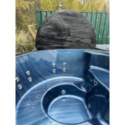 Acryl Whirlpool mit integriertem Herd – bereit für den Transport