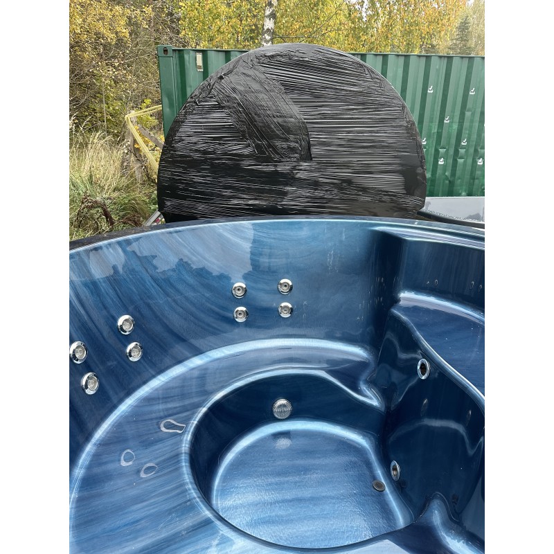 Acryl Whirlpool mit integriertem Herd – bereit für den Transport