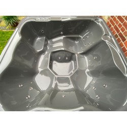 MONACO OUT ACRYL Badefass Whirlpool Hot Tub mit Zubehör und FREI GELIEFERT